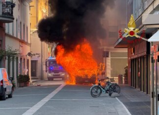 Distrutta dalle fiamme un’ambulanza della Croce Bianca di Arezzo