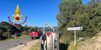 Finisce fuori strada e si ribalta con l’auto a Scarlino