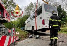 Autobus di studenti in gita a Barbiana finisce fuori strada a una curva