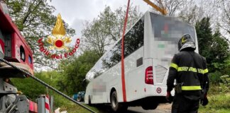 Autobus di studenti in gita a Barbiana finisce fuori strada a una curva