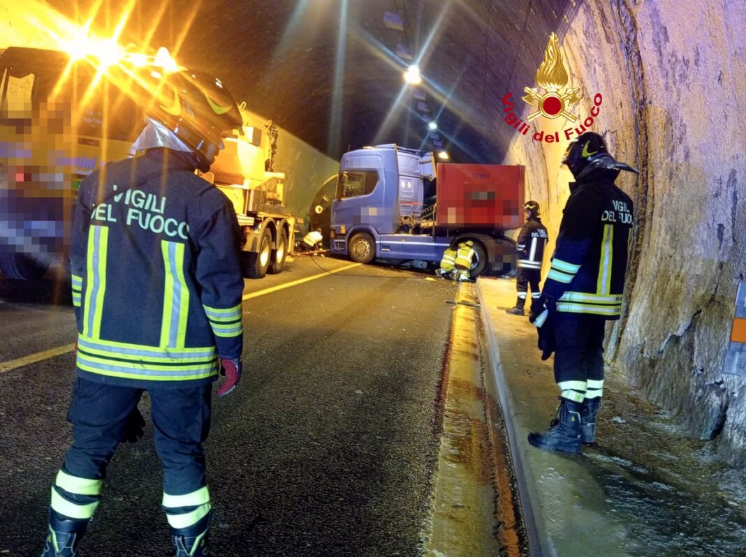 Camion portacisterne resta incastrato nella galleria delle Croci di Calenzano: traffico bloccato in A1 verso nord