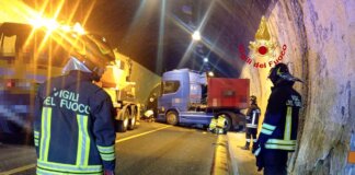 Camion portacisterne resta incastrato nella galleria delle Croci di Calenzano: traffico bloccato in A1 verso nord Camion portacisterne resta incastrato nella galleria delle Croci di Calenzano: traffico bloccato in A1 verso nord