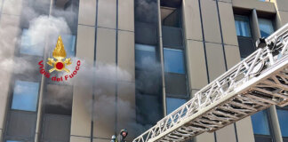 Fiamme in un edificio abbandonato usato per alloggio dai senza tetto a Sesto Fiorentino