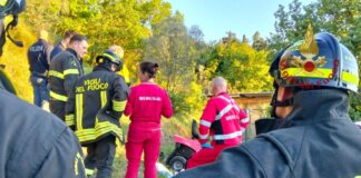 Si ribalta con il trattore e muore schiacciato ad Arezzo