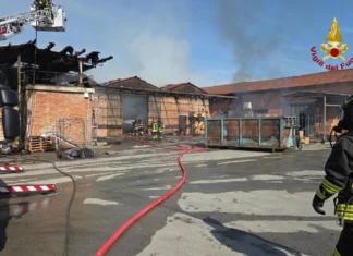 Incendio in un magazzino a Segromigno in Monte, domate le fiamme Capannori incendio capannone Vigili del Fuoco