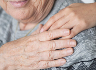 Terza età in Toscana: arrivano 12,8 milioni per le famiglie in difficoltà anziani Regione Toscana fondi Giani