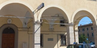 Cocaina e sostanza da taglio nella camera d’albergo: ventenne in manette