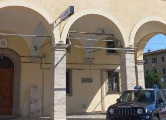 Cocaina e sostanza da taglio nella camera d’albergo: ventenne in manette