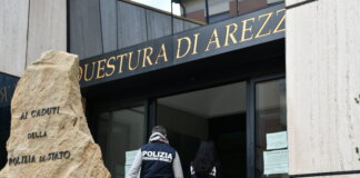Fuggono a un controllo di polizia, doppio arresto: uno aveva in casa una pistola e sostanze anabolizzanti