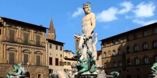 Sale sulla fontana del Nettuno in piazza della Signoria per una sfida e la danneggia