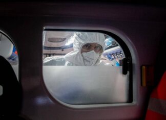 Covid in Francia, impennata di casi con febbre alta e forti emicranie: i nuovi sintomi