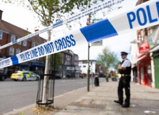 Ebrei accoltellati a Londra, 45enne incriminato per tentato omicidio