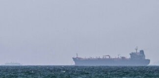 Iran, Pasdaran: “Petroliera con 2 milioni di barili greggio urta mina a Hormuz, nave in fiamme”