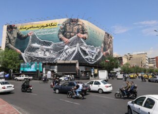 Iran torna ad accusare l’Italia: “Sostegno tecnico e logistisco è contributo ad aggressione”. Nuovi raid Usa dopo drone di Teheran contro petroliera