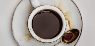 La avvelena con la candeggina nel caffè, la moglie lo smaschera con una telecamera