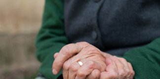 La “tassa” sul lutto: perché la morte di un genitore ci rende più poveri