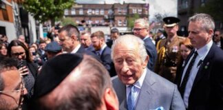 Londra, re Carlo incontra le vittime dell’attacco al quartiere ebraico Golders Green
