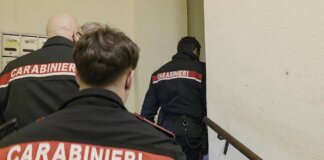 Ostia, accoltellato al torace dalla compagna durante lite: è grave