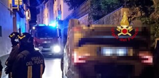 Perde il controllo dell’auto e si schianta contro un muro traniando le tubazioni del gas