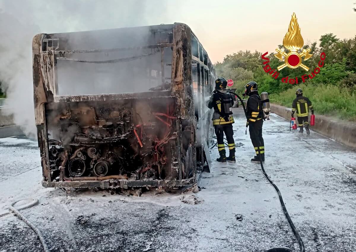 autobus in fiamme paura all8217alba sulla fipili da Corrieretoscano.it autobus in fiamme paura all8217alba sulla fipili