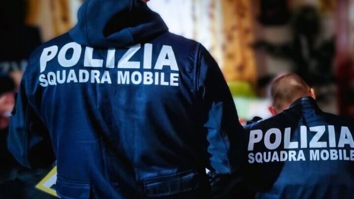si aggirava tra le gioiellerie del centro con una pistola nascosta bloccato prima del nuovo assalto da Corrieretoscano.it si aggirava tra le gioiellerie del centro con una pistola nascosta bloccato prima del nuovo assalto