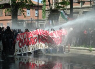 Primo maggio a Torino, gruppo si stacca da corteo verso Askatasuna: tensioni con agenti
