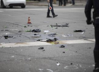 Scontro tra auto e moto a Milano nella notte, morto un 21enne