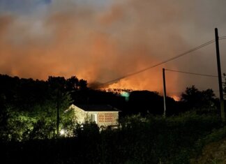 Si aggrava l’incendio sui Monti Pisani: evacuata un’intera frazione di San Giuliano Terme