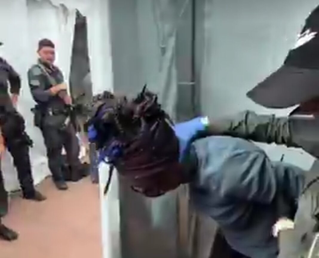Antonella Bundu legata e trascinata stretta al collo, video choc attivisti Flotilla in ginocchio. Ben Gvir: 