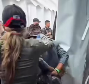 Antonella Bundu legata e trascinata stretta al collo, video choc attivisti in ginocchio, Ben Gvir: "Benvenuti in Israele"