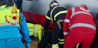 Colpito da un treno in transito alla stazione di Pisa rimane incastrato sotto il mezzo: gravissimo un 37enne