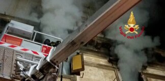 Fiamme in un edificio abbandonato a Empoli, notte di superlavoro per i vigili del fuoco