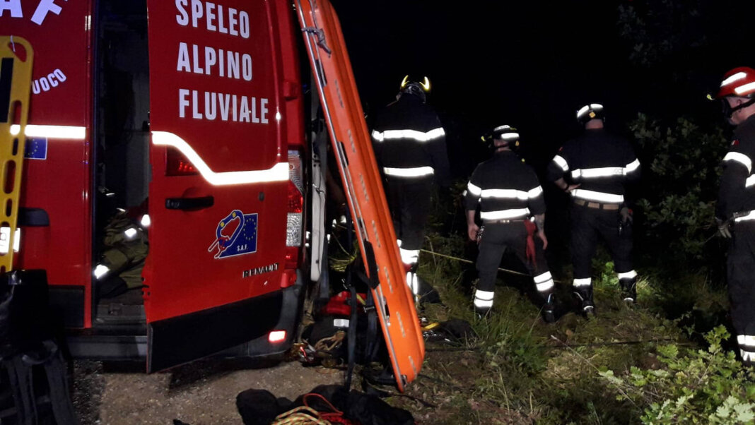 Cade in un dirupo vicino al fiume Elsa: salvato dai Vigili del Fuoco e affidato al 118