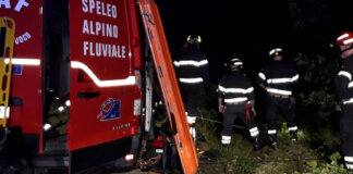 Bruciano i boschi di Firenzuola: in azione elicotteri e Canadair. Fiamme domate nel resto della regione Cade in un dirupo vicino al fiume Elsa: salvato dai Vigili del Fuoco e affidato al 118
