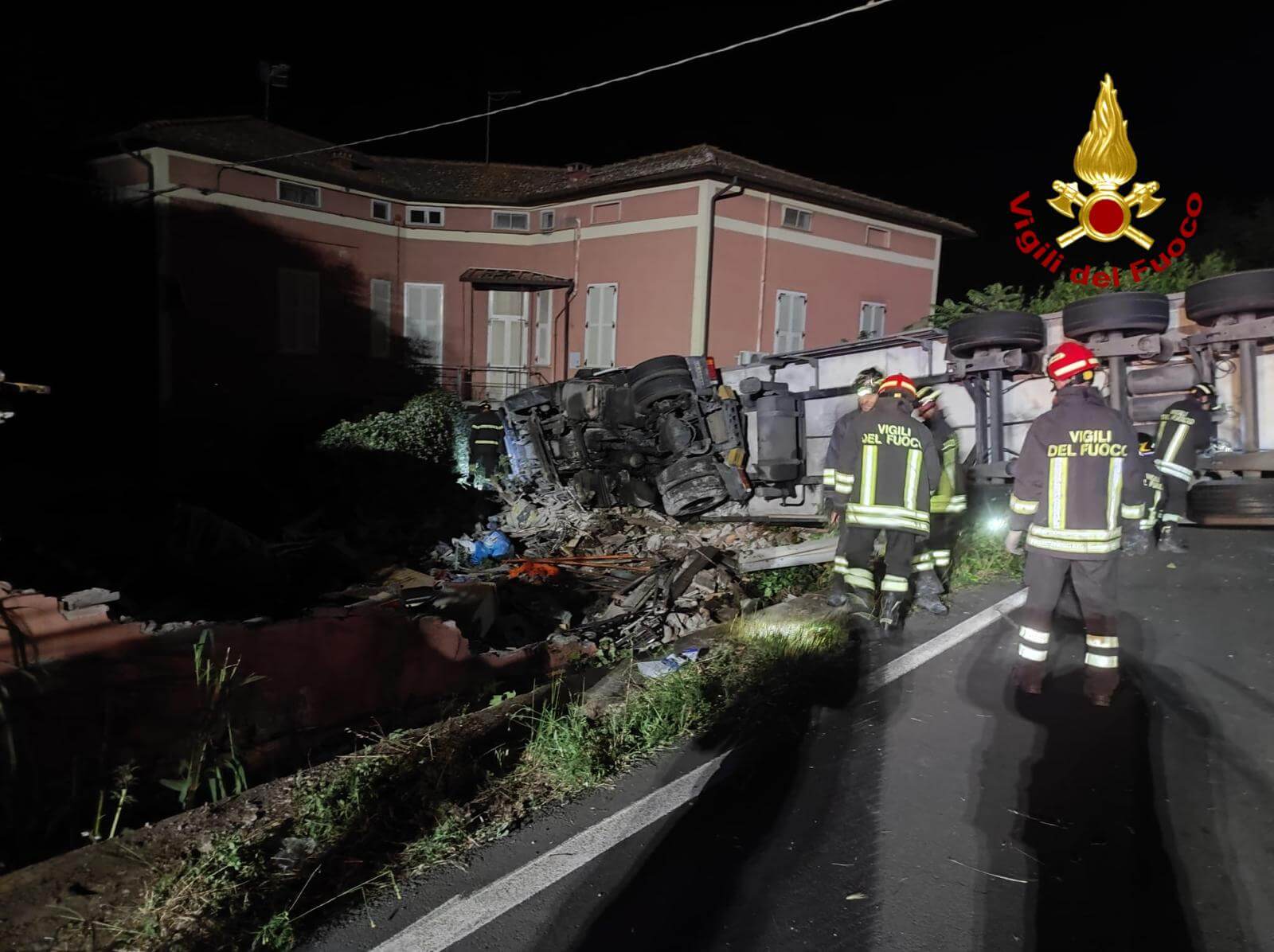 tir carico di alimenti esce di strada e si ribalta sull8217annesso di un edificio grave il conducente da Corrieretoscano.it tir carico di alimenti esce di strada e si ribalta sull8217annesso di un edificio grave il conducente