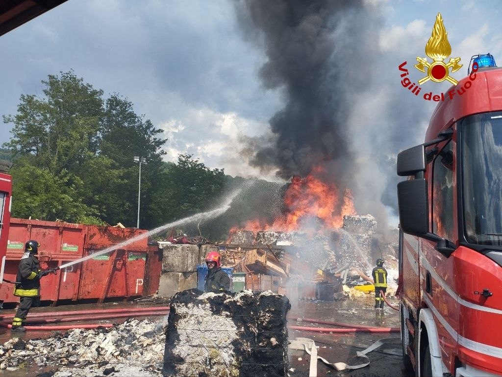 in fiamme un deposito di carta il rogo distrugge la struttura da Corrieretoscano.it in fiamme un deposito di carta il rogo distrugge la struttura
