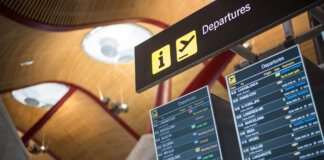 Voli cancellati e caro carburante, la commissione Ue tutela i passeggeri Airport timetable display