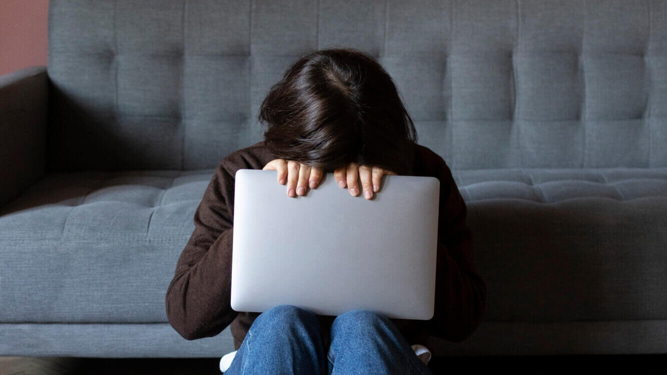 arezzo adolescente perseguitato tra social e violenza cinque giovani denunciati da Corrieretoscano.it arezzo adolescente perseguitato tra social e violenza cinque giovani denunciati