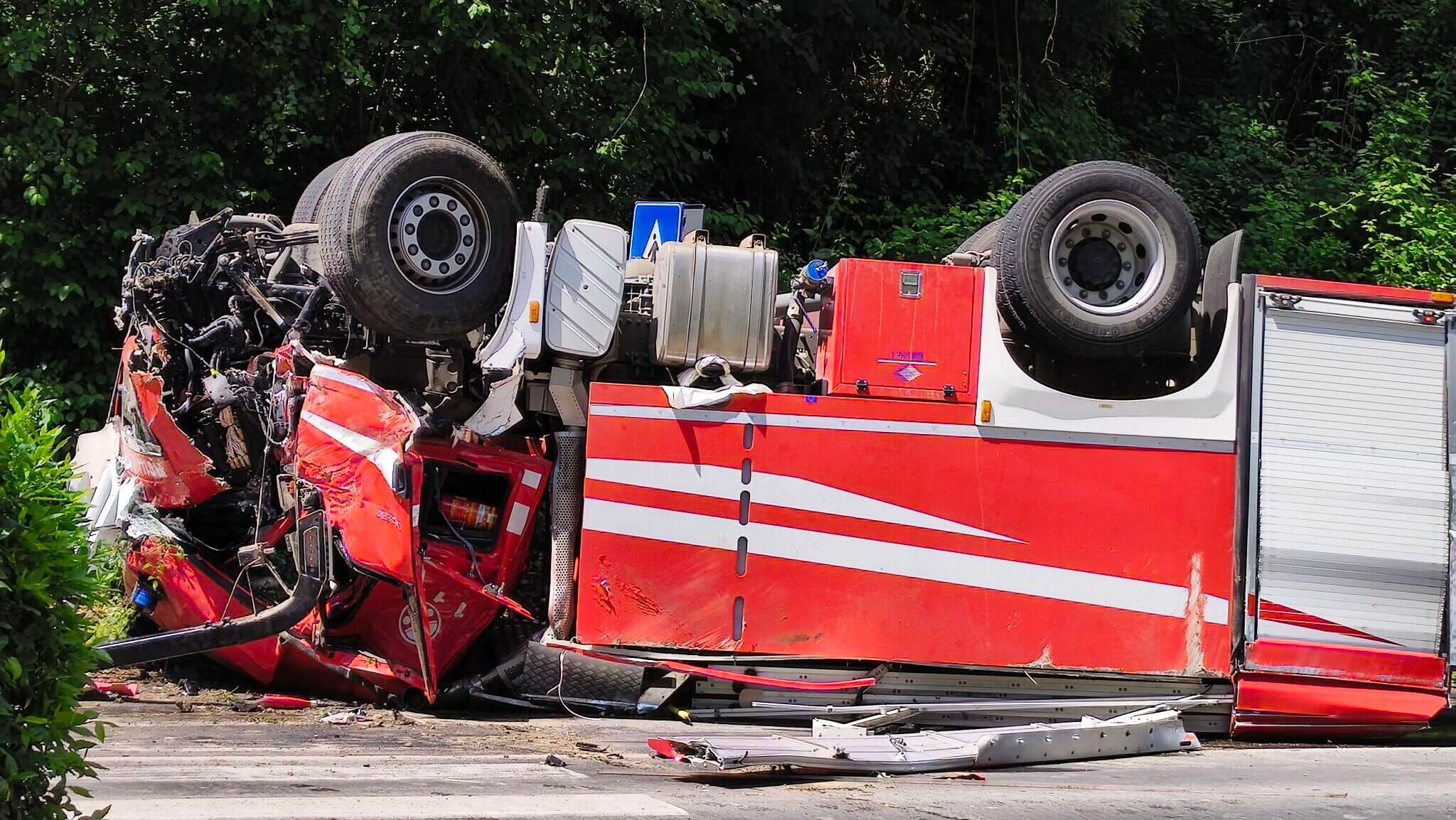 paura a poggibonsi mezzo dei vigili del fuoco si capovolge in strada due feriti da Corrieretoscano.it paura a poggibonsi mezzo dei vigili del fuoco si capovolge in strada due feriti
