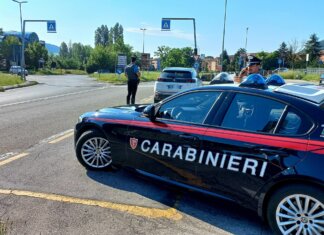 Fermato con più di cento gioielli in oro nell’auto, il 22enne non sa dire da dove arrivano Carabinieri