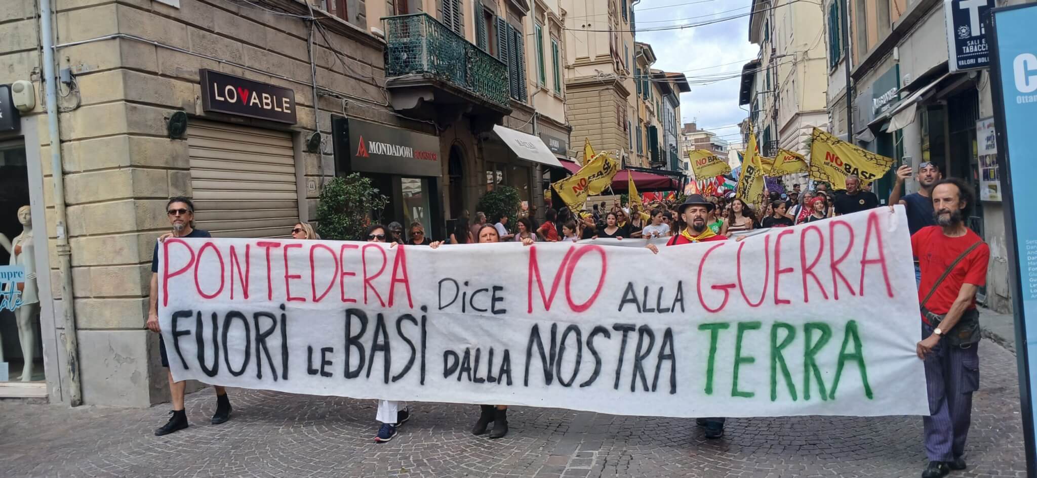 in piazza a pontedera la protesta del movimento no base da Corrieretoscano.it in piazza a pontedera la protesta del movimento no base