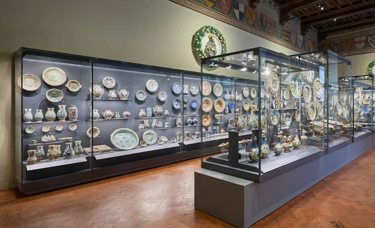 maioliche a zaffera in mostra a firenze per le giornate dell8217archeologia da Corrieretoscano.it maioliche a zaffera in mostra a firenze per le giornate dell8217archeologia