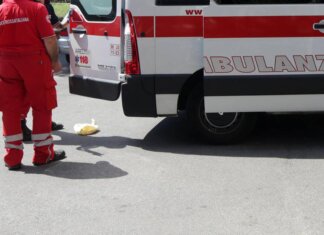 Accoltellato davanti a un bar a Ostia, morto 35enne: aggressore in fuga