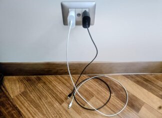 Caricabatteria attaccato alla presa senza telefono, consuma? Cosa succede