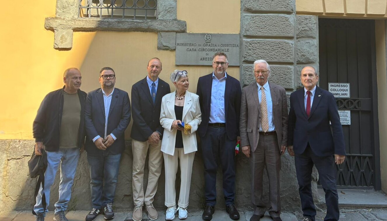 il sindaco comanducci alla commemorazione dei partigiani uccisi nel carcere di arezzo da Corrieretoscano.it il sindaco comanducci alla commemorazione dei partigiani uccisi nel carcere di arezzo