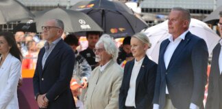 Ecclestone torna sul podio, premia Russell con la medaglia del presidente Fia