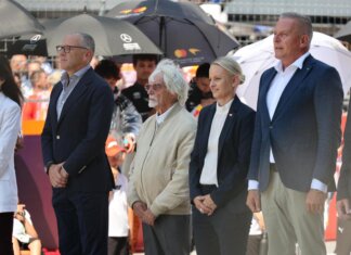 Ecclestone torna sul podio, premia Russell con la medaglia del presidente Fia