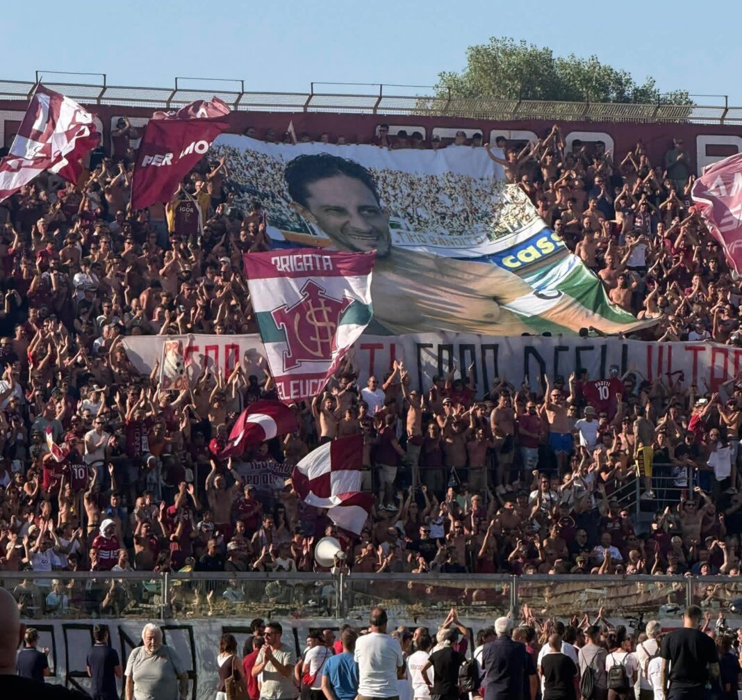 Il grande abbraccio di Livorno a Igor Protti: in diecimila al Picchi per l'ultimo saluto al campione