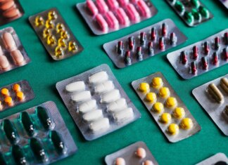 Farmaci in valigia, quali portare con sé in vacanza e come conservarli correttamente