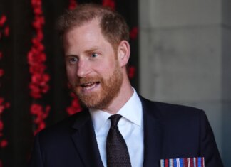 Harry presto in Inghilterra, domani incontro tra Carlo e William “per decidere l’approccio”
